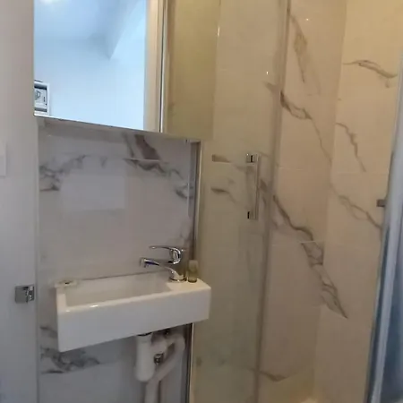 Winter Palace Beausejour 公寓